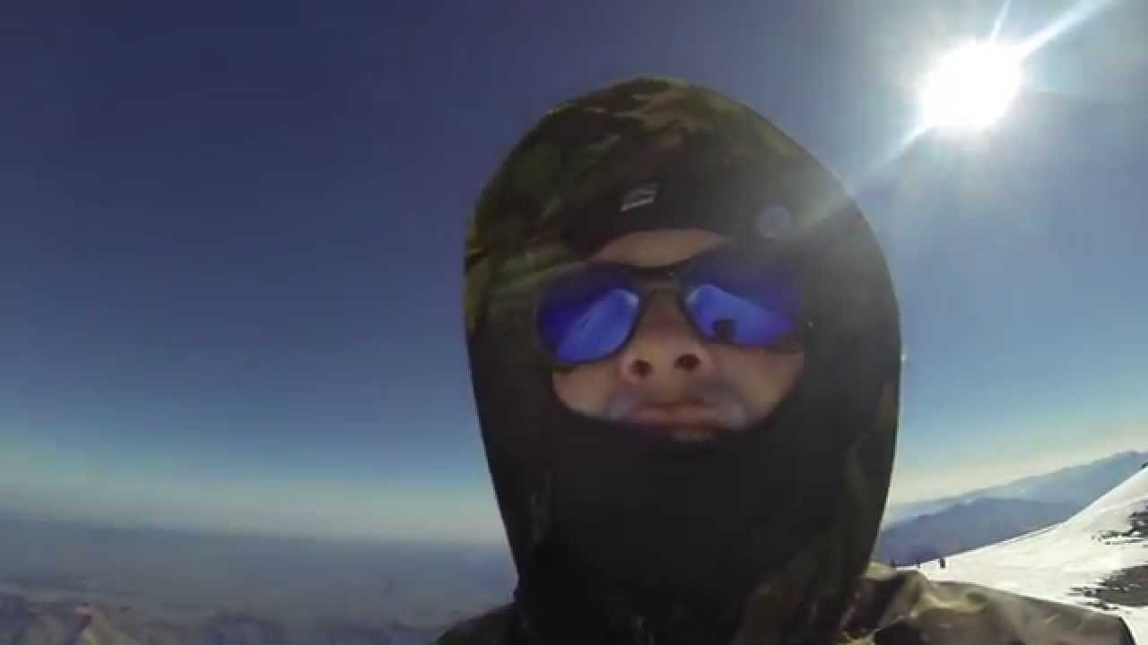 Момент восхождения на Западную вершину Эльбруса учредителями "Центр Переезд" Андреем и Романом.